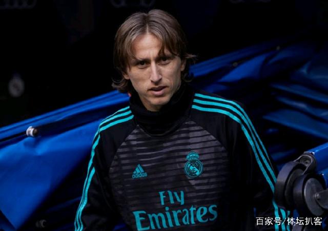 国足完败愧对现场围巾墙 张玉宁捂脸抹泪